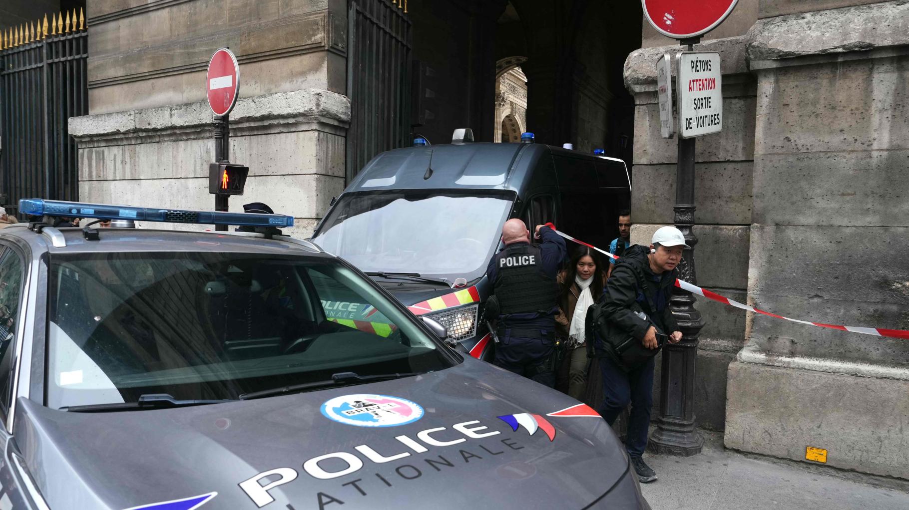 Louvre öffnet doch nicht wieder für Besucher: ganz Frankreich jagt die Juwelenräuber