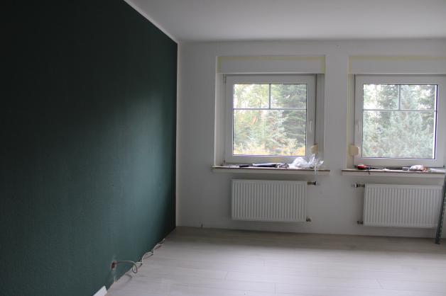 An den Zimmern im Obergeschoss des Gasthofs Bischof-Reddehase wird gearbeitet. Dieses hat schon einen Anstrich bekommen. An den Zimmern im Obergeschoss des Gasthofs Bischof-Reddehase wird gearbeitet. Dieses hat schon einen Anstrich bekommen.