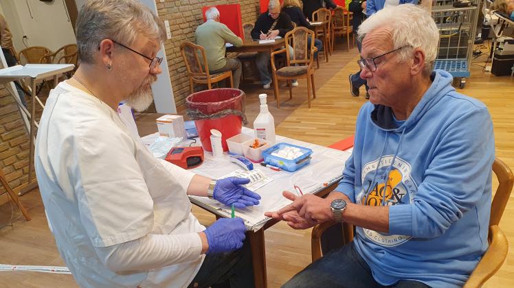 Thomas Gundlach (rechts) beginnt seine Blutspende im Heidgrabener Gemeindezentrum immer mit einer kurzen Untersuchung vorweg. Eisenwerte und Blutdruck werden bestimmt. Thomas Gundlach (rechts) beginnt seine Blutspende im Heidgrabener Gemeindezentrum immer mit einer kurzen Untersuchung vorweg. Eisenwerte und Blutdruck werden bestimmt.