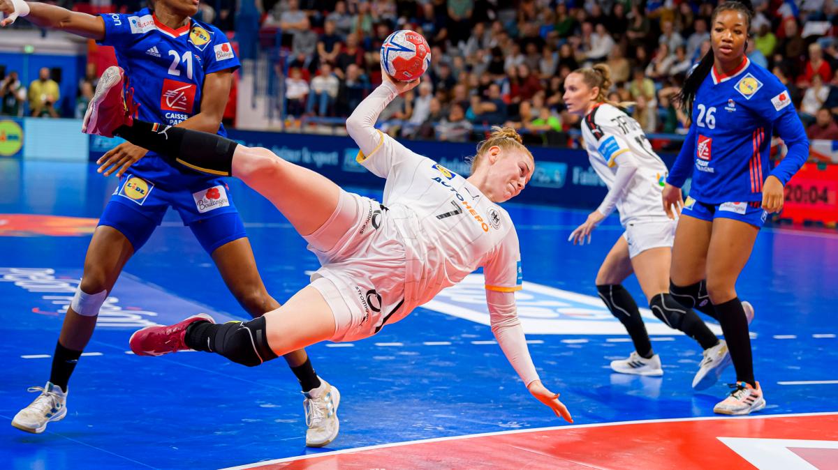 Angst-vor-Blutflecken-Handballerinnen-rebellieren-gegen-wei-e-Hosen