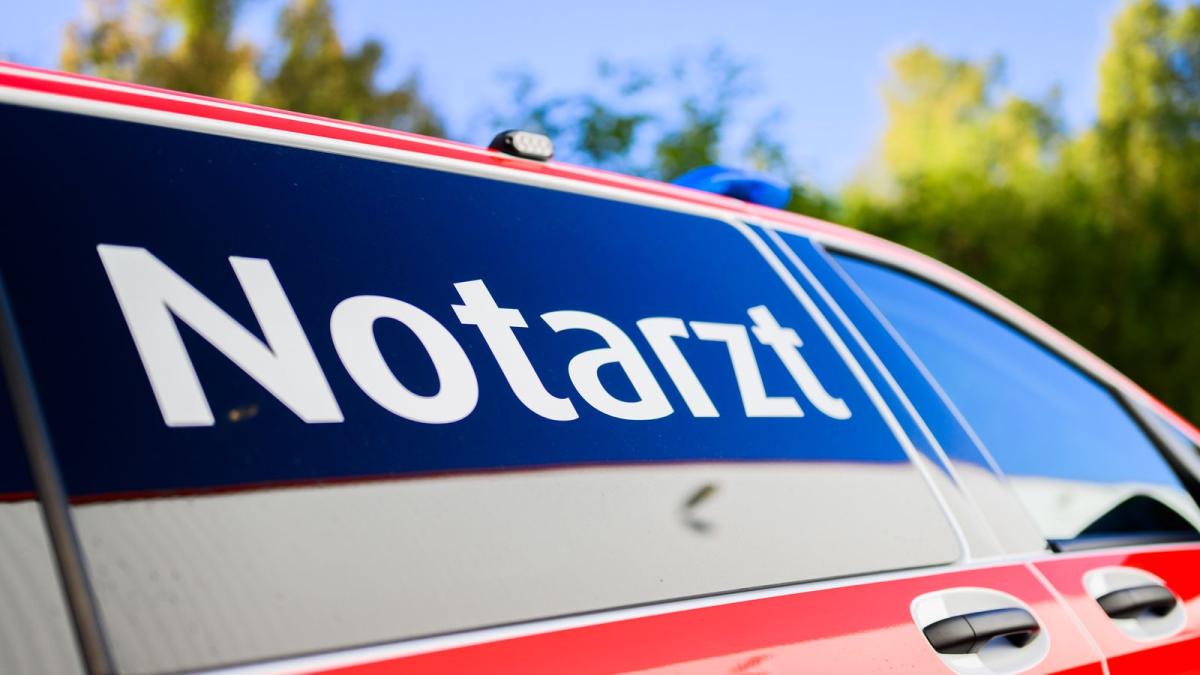 Auto-touchiert-Baum-Fahrer-wird-lebensgef-hrlich-verletzt