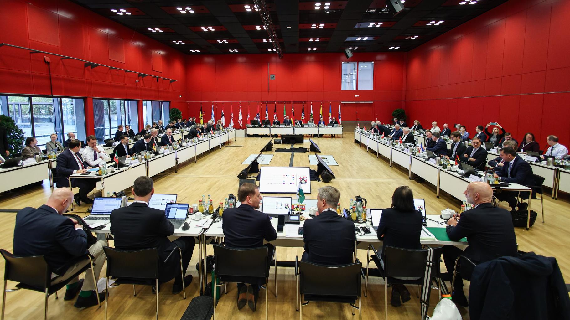 Konferenca premierjev v Mainzu zaključena brez dogovora o financah