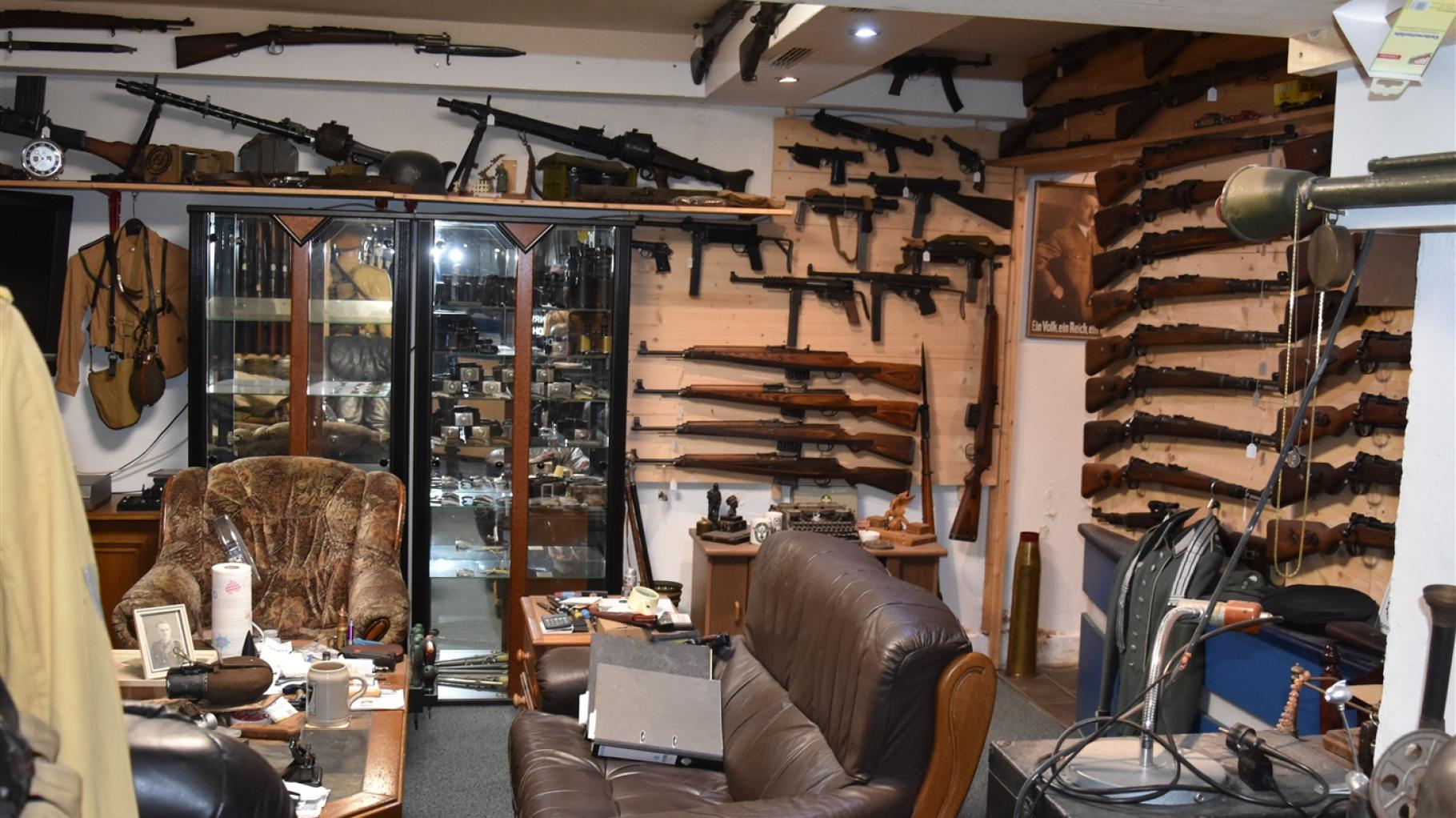 Hinter Geheimtür: Polizei findet Handgranaten und Tränengas im Keller eines 59-Jährigen