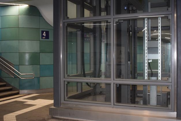 Fahrstuhl defekt: Zum Bahnsteig konnte man nur noch über die Treppe. 