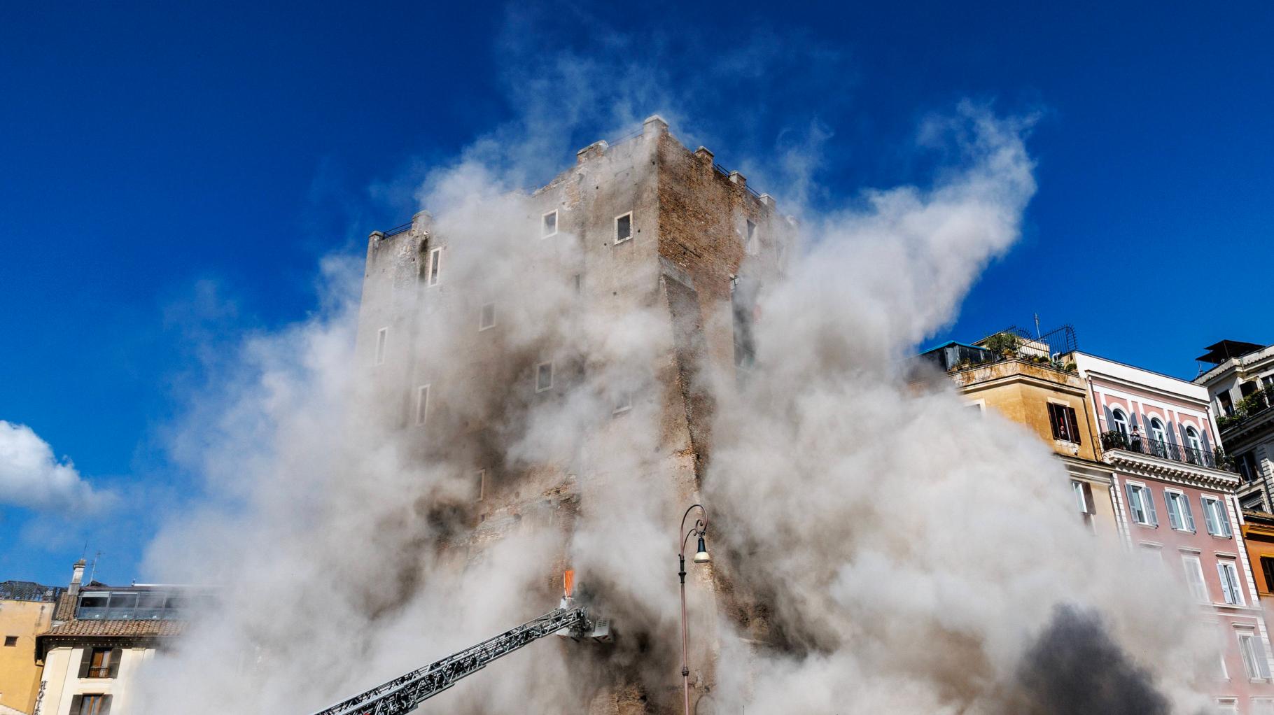 Lauter Knall in Rom: Mittelalterlicher Turm stürzt ein – ein Mensch verschüttet