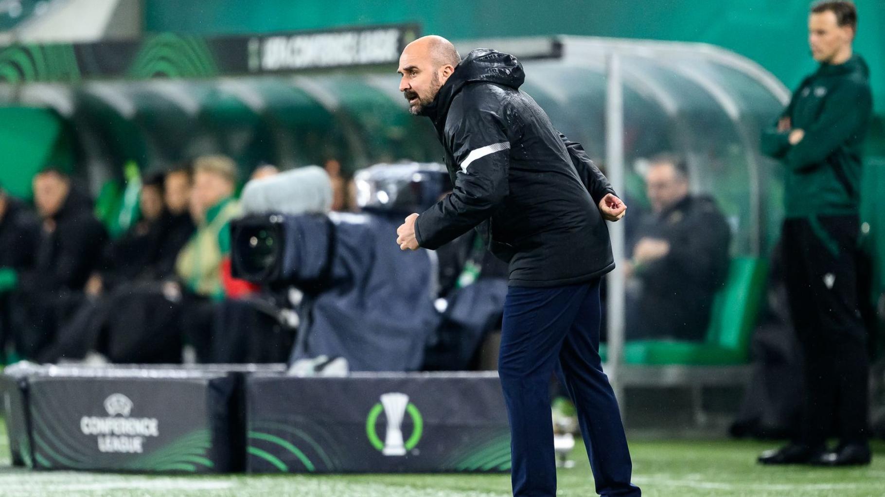 Drama während des Spiels: Fußball-Trainer bricht zusammen und stirbt kurz darauf