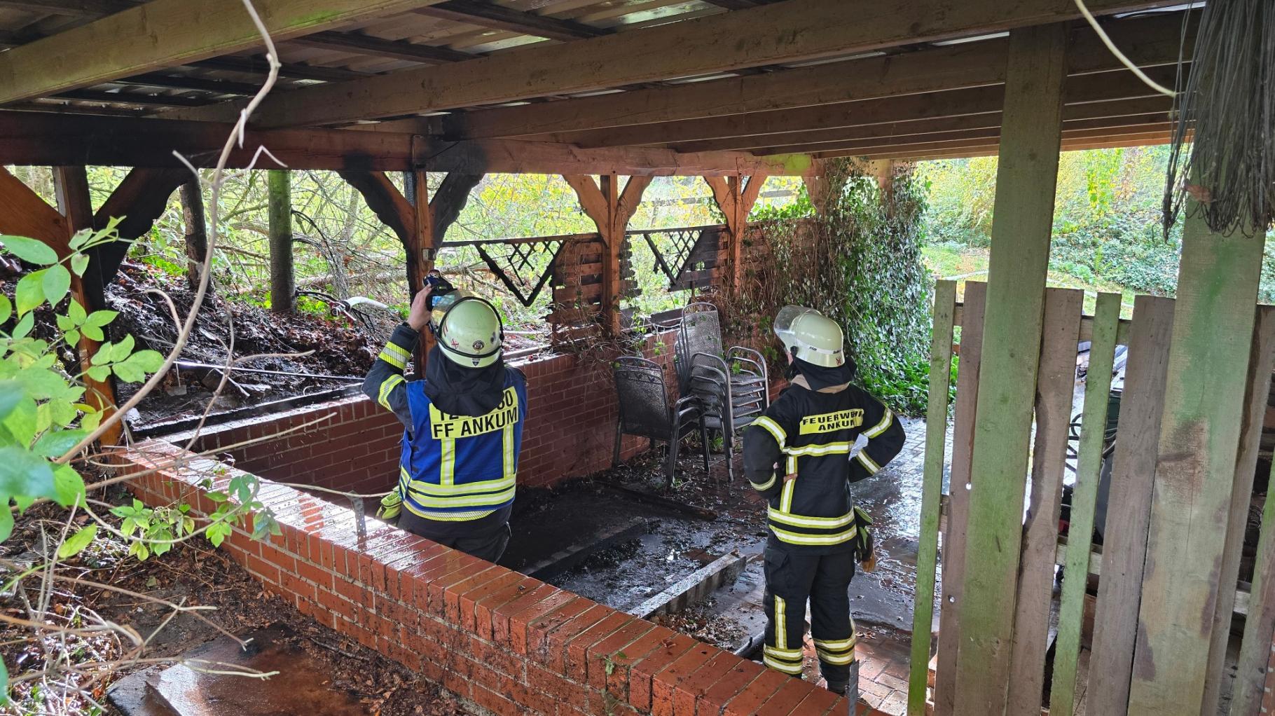 Carport brannte auf Hofanlage in Ankum: Feuerwehr hält Schaden in Grenzen