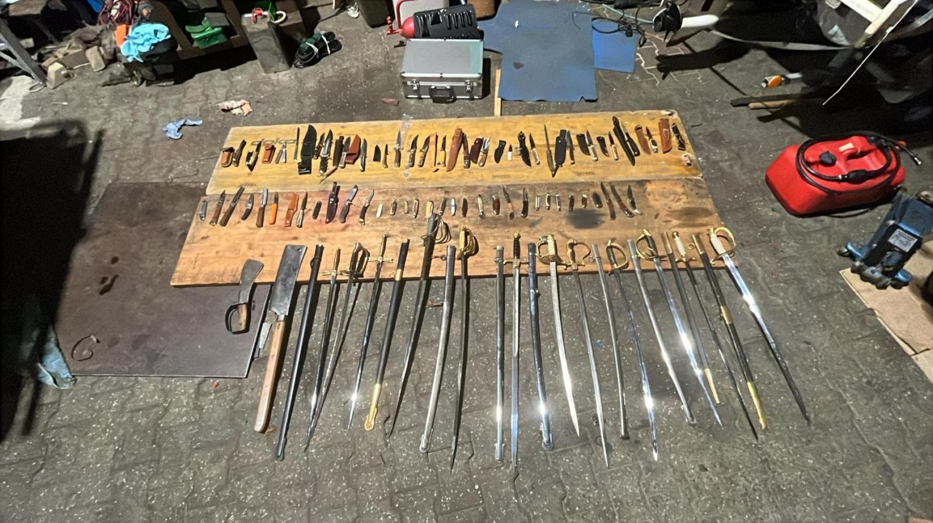 Polizei entdeckt Waffenarsenal und NS-Relikte bei 77-Jährigem in Solingen