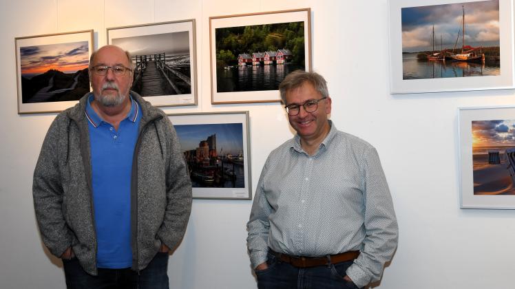 Harry Zimmermann (links) und Wolfgang Maier gehören zu den Fotofreunden Halstenbek, die ihre Arbeiten derzeit in der Kommunalen Halle des Barmstedter Rathauses ausstellen.