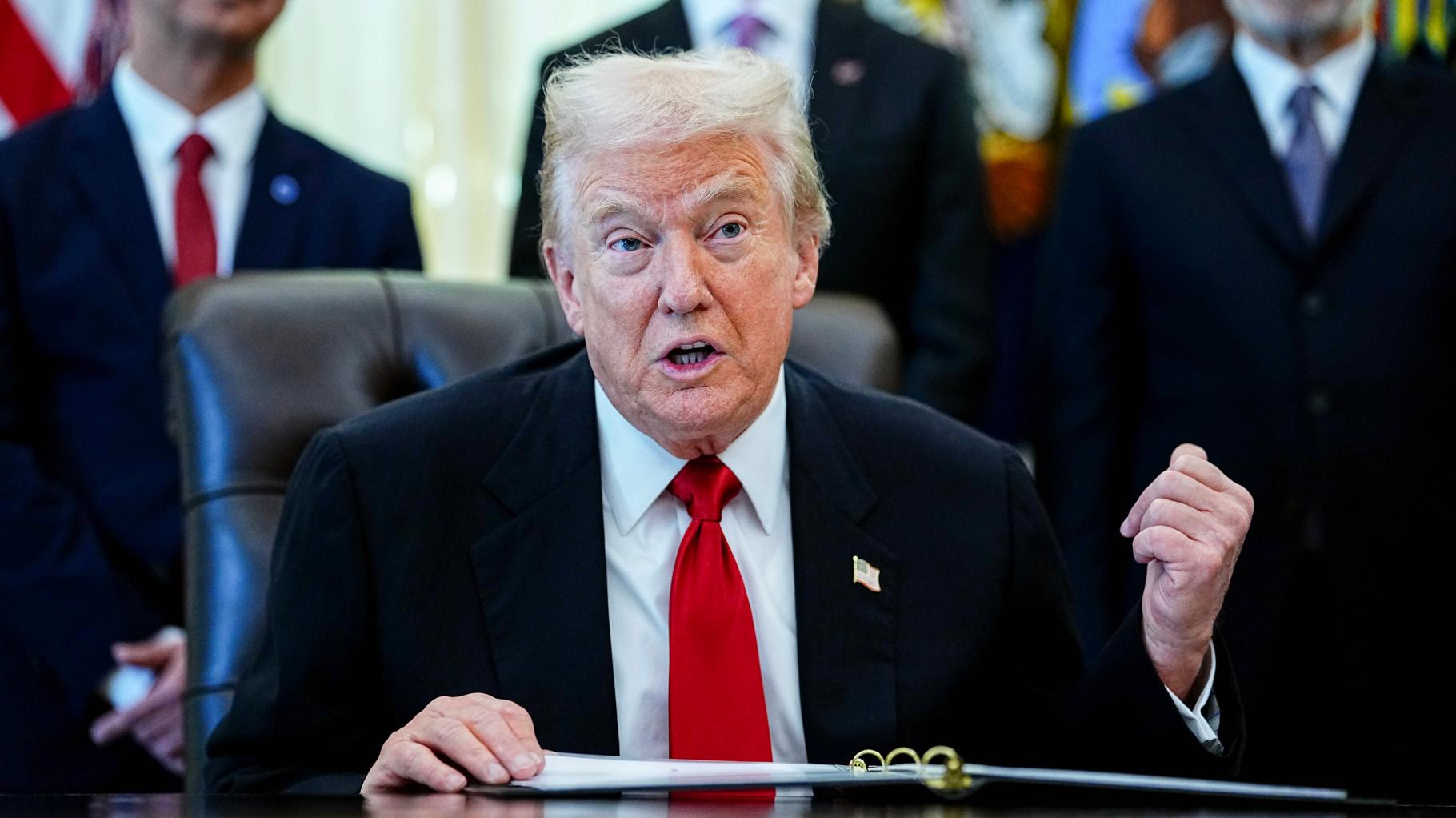 Notfall während Pressekonferenz von Trump – Mann bricht vor laufenden Kameras zusammen