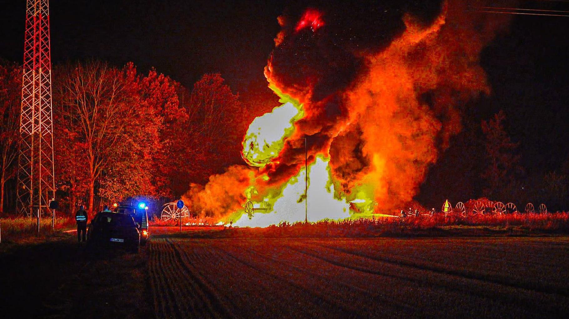Feuer am Hafen: Zehn große Kabeltrommeln brennen in Bohmte