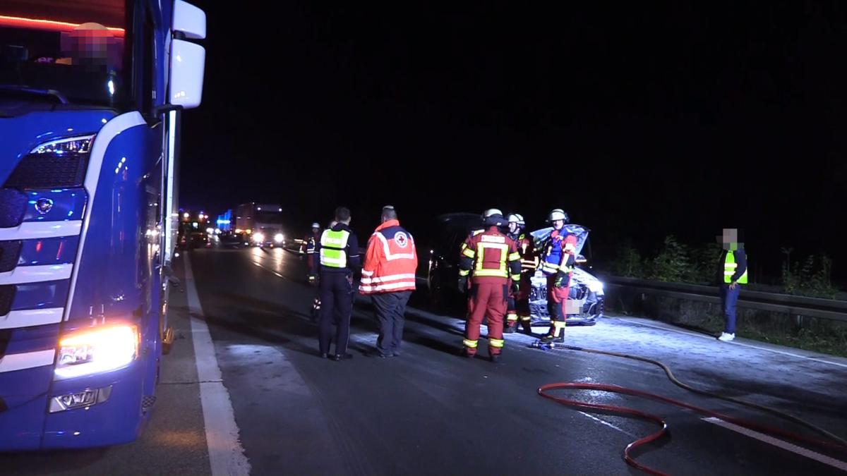 Hybrid-BMW-f-ngt-nach-Kollision-auf-A1-bei-Lengerich-Feuer