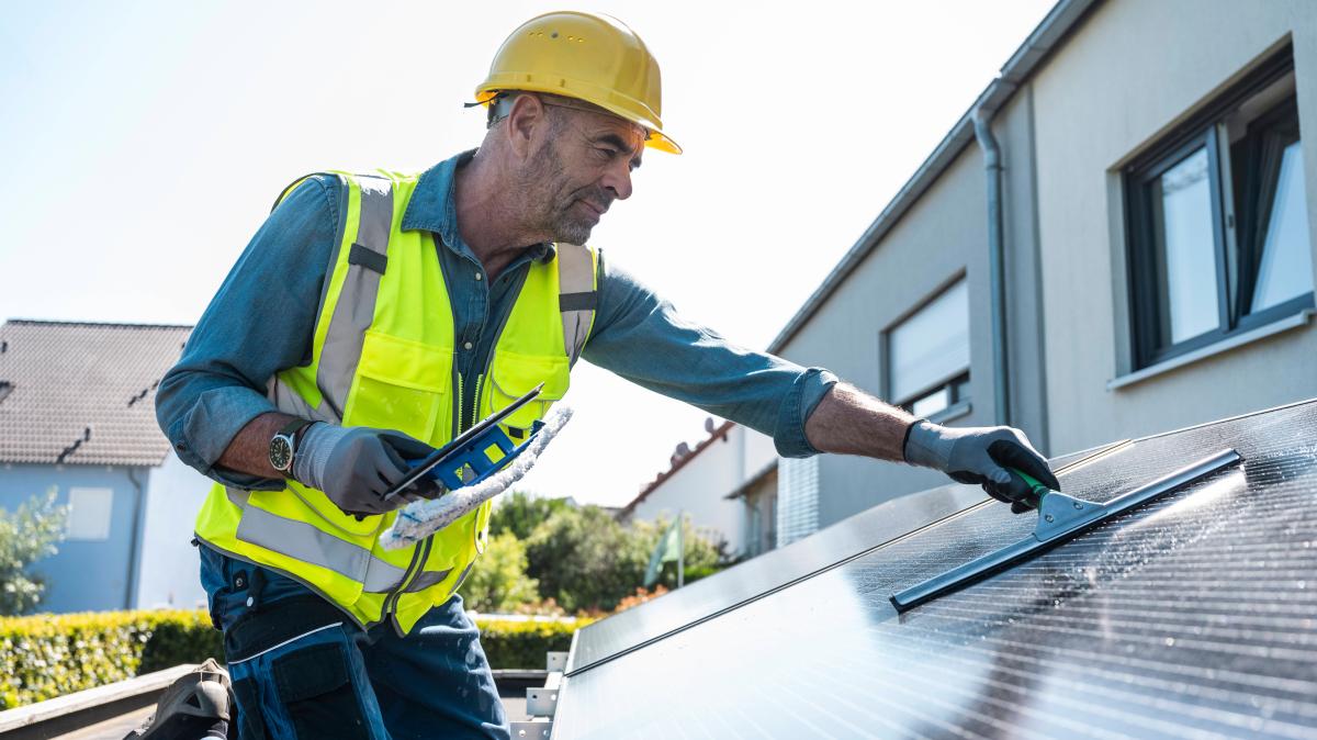 Darum-sollten-Sie-Ihre-Solaranlage-regelm-ig-reinigen-und-so-funktioniert-es