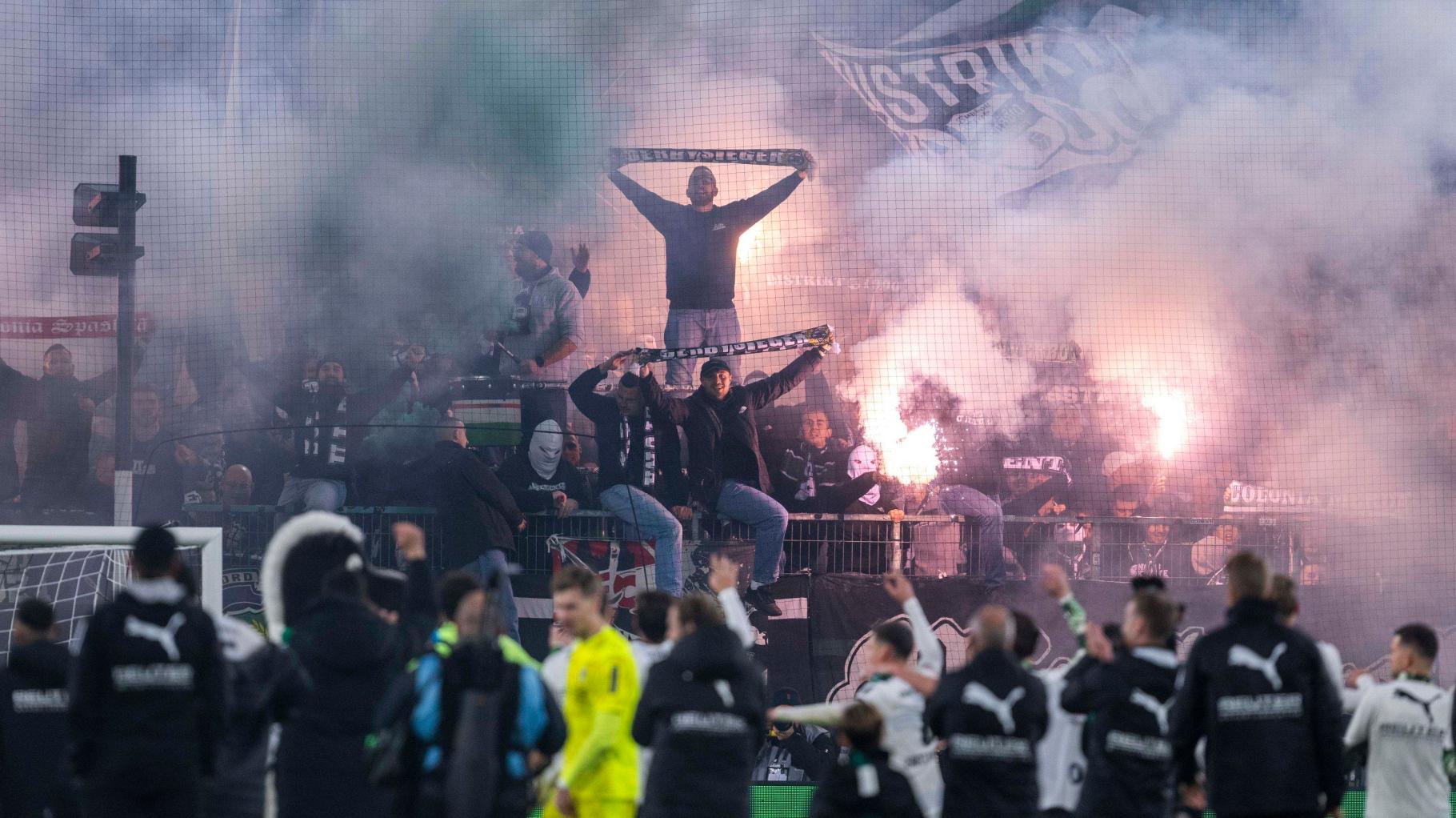 Zahlreiche Strafanzeigen: Shuttlebus beschädigt, Pyrotechnik gezündet und Polizist angegriffen