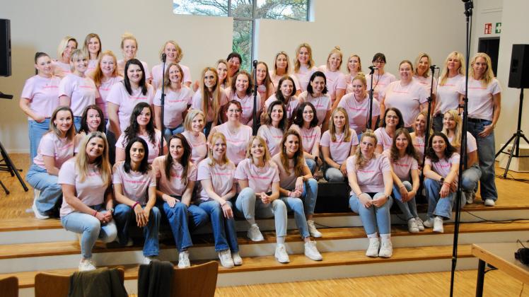 Der Frauenchor bei ihrer Aufnahme des Songs „Wir“. Der Frauenchor bei ihrer Aufnahme des Songs „Wir“.