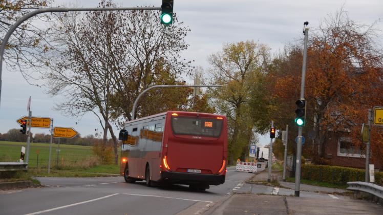 Nach links, in Richtung Herzhorn/Glückstadt, kann er abbiegen, nach rechts in Richtung Horst auch. Aber geradeaus, in Richtung Elskop und Süderau, geht es für Busse an der Kreuzung in Dückermühle in Sommerland zurzeit nicht weiter. Nach links, in Richtung Herzhorn/Glückstadt, kann er abbiegen, nach rechts in Richtung Horst auch. Aber geradeaus, in Richtung Elskop und Süderau, geht es für Busse an der Kreuzung in Dückermühle zurzeit nicht weiter.
