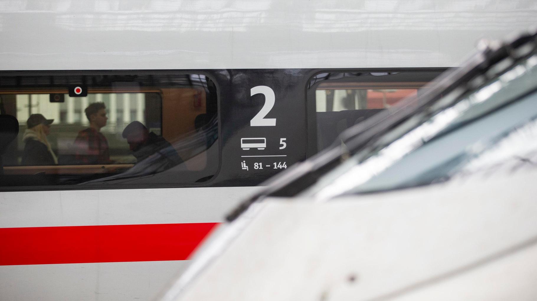 Zaradi uporabe mobilnega telefona 27-letnika povozil vlak ICE