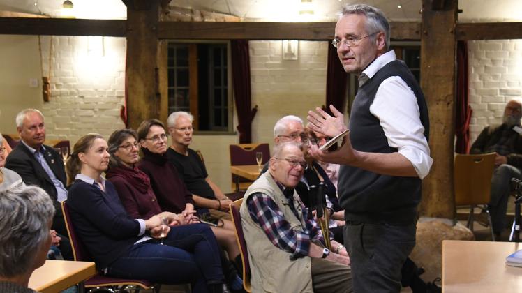 Der Autor Frank Trende regte mit seinen vorgetragenen Geschichten zum Nachdenken im Humburg-Haus an. 10 Jahre Leuchtturm im Humburg-Haus Barmstedt13.11.2025 Foto: Michael Bunk (mbu/BAZ)
