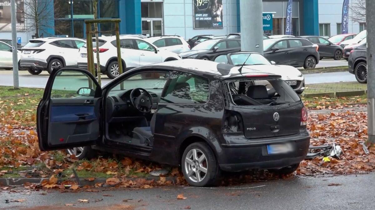 Polizeiauto-st-t-mit-Kleinwagen-zusammen-Schwerer-Unfall-auf-Hannoverscher-Stra-e-in-Osnabr-ck