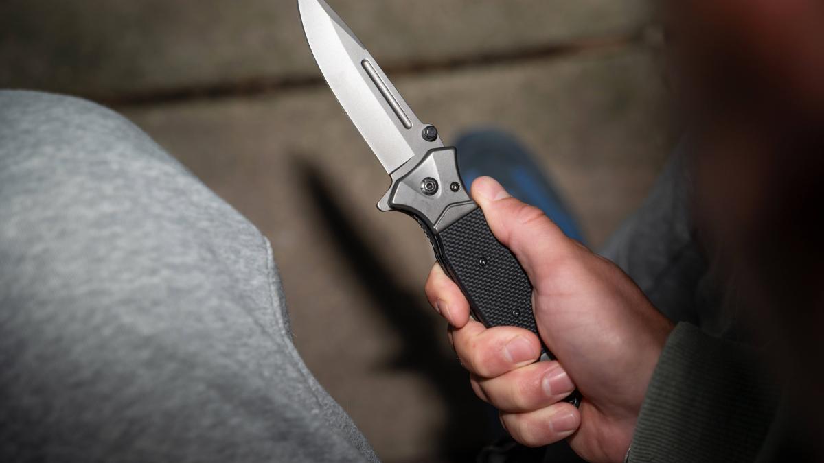 27-J-hriger-in-Osnabr-ck-mit-Messer-bedroht-und-beraubt