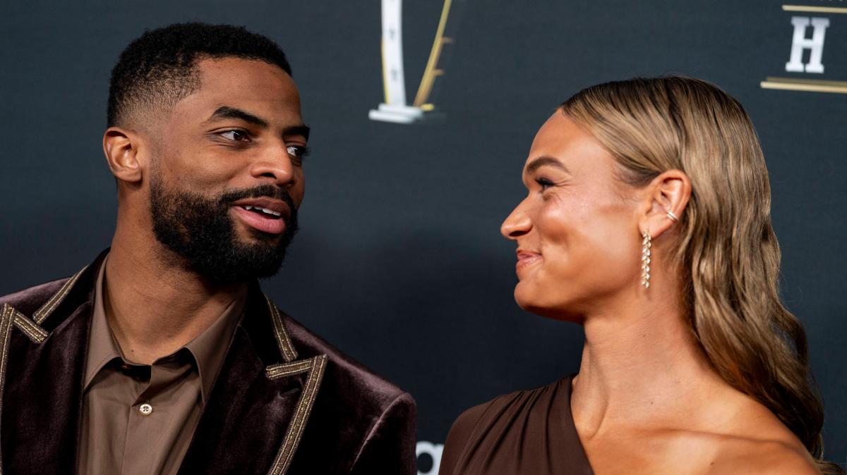 NFL-Star-und-Siebenkampf-Weltmeisterin-verlobt-Emotionaler-Antrag-in-Bildern