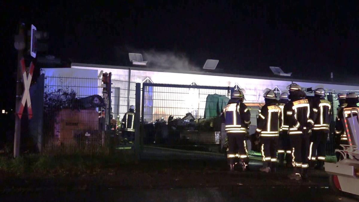 Brand-in-Lienener-Industriegebiet-verursacht-hohen-Sachschaden-an-Lagerhalle