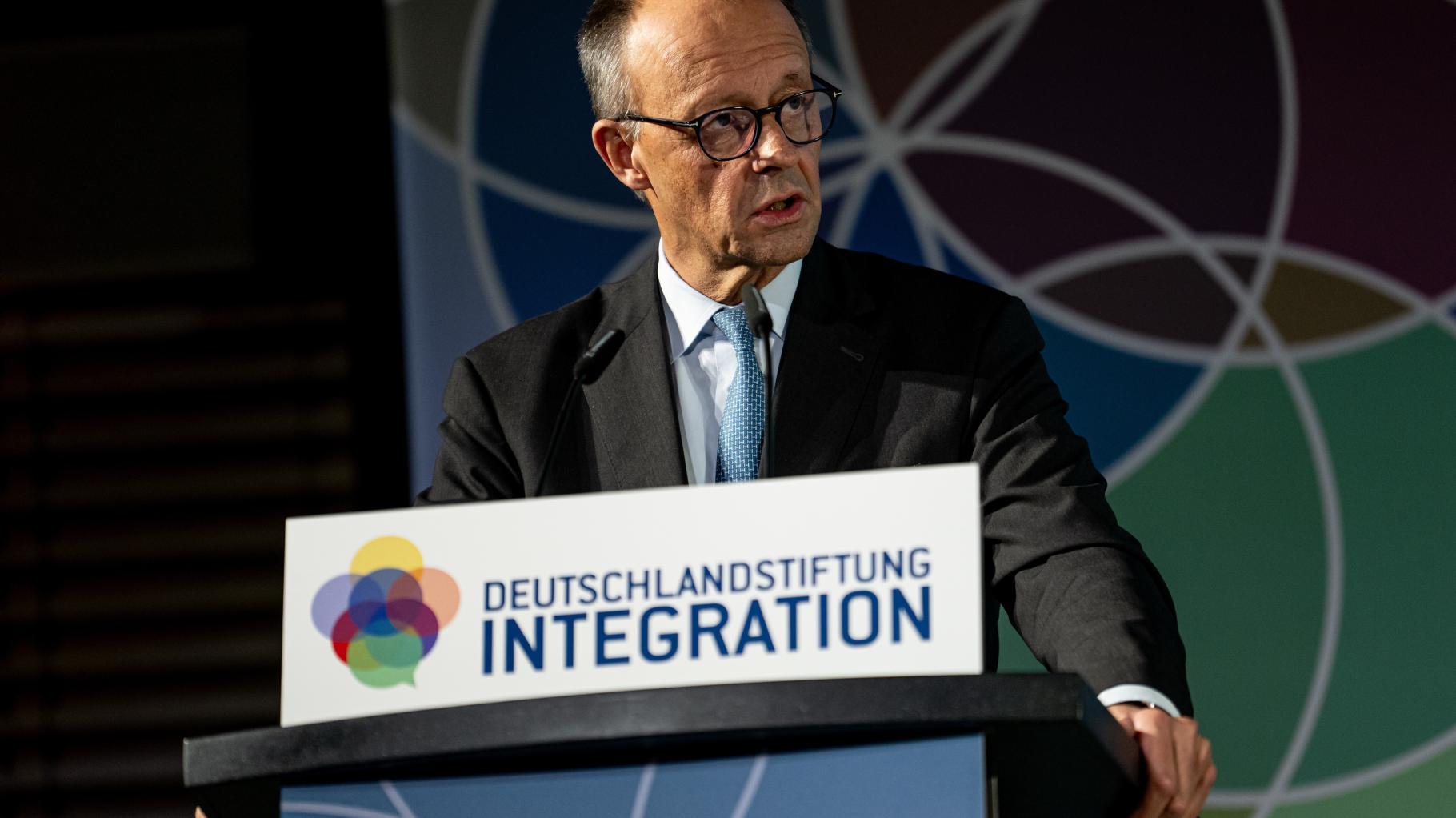 Protest proti Merzu zaradi izjave o »podobi mesta«: Štipendisti zapustili dvorano med njegovim govorom o integraciji