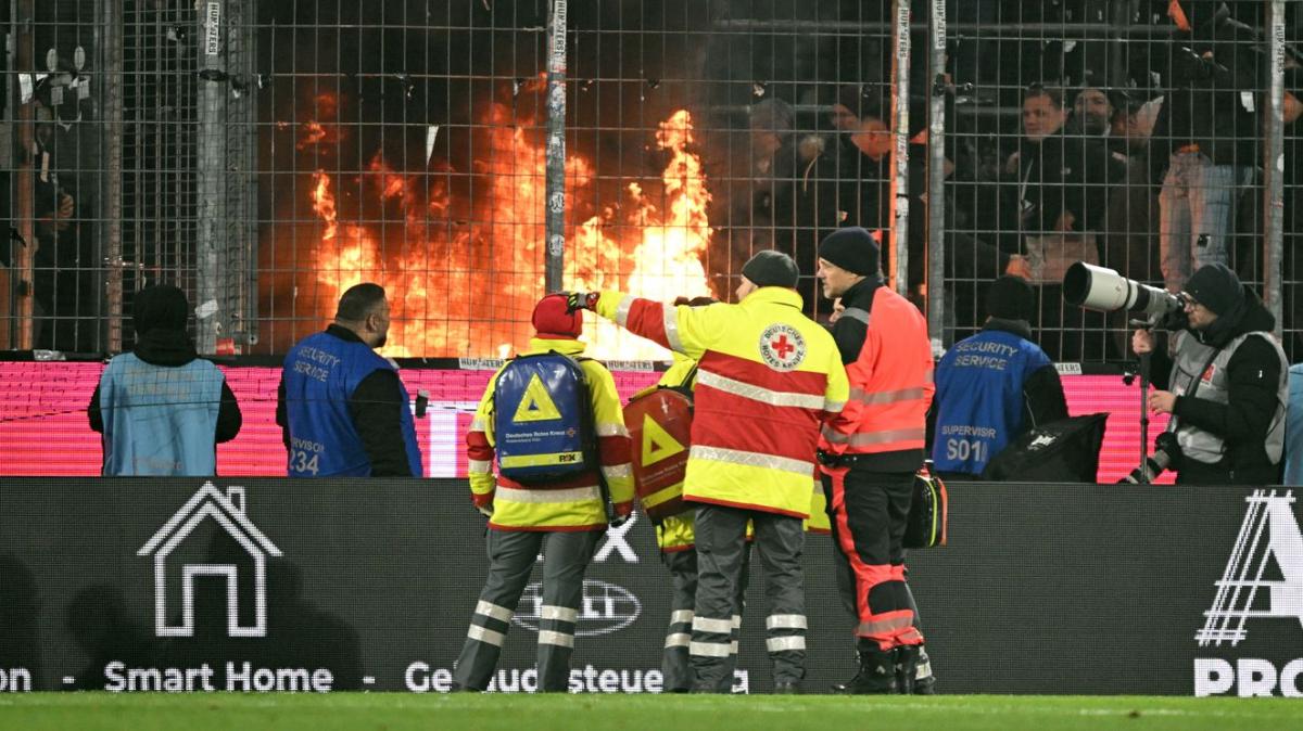 In-Frankfurter-Fanblock-bricht-Feuer-aus-So-gef-hrlich-endete-das-Spiel-in-K-ln