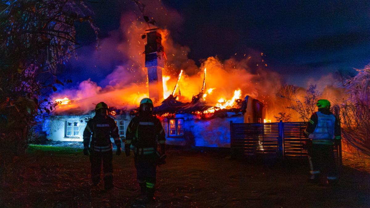 Major fire in cold weather: Thatched-roof house in Glücksburg burns down