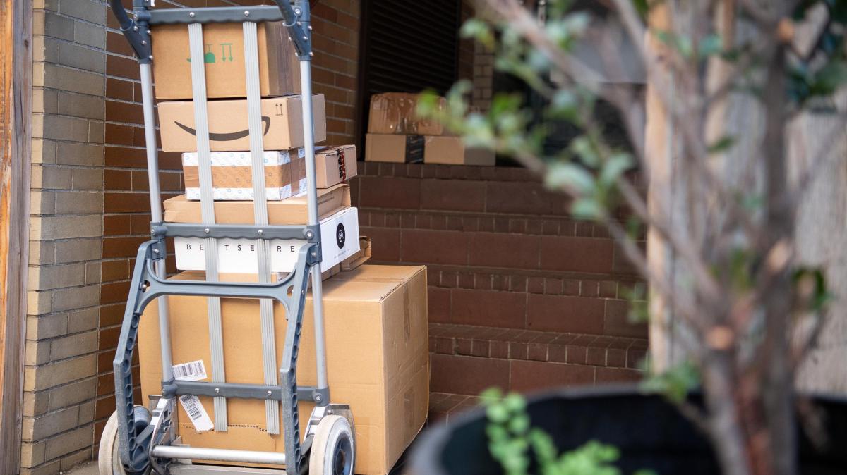 Pakete-beim-Nachbarn-oder-vor-der-T-r-Was-Zusteller-d-rfen-und-wann-Empf-nger-haften