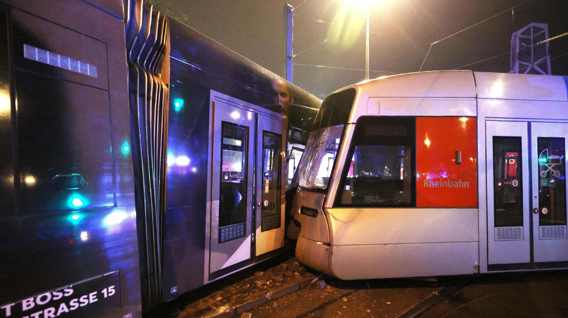 Straßenbahn in Düsseldorf entgleist und bricht auseinander –  13 Verletzte