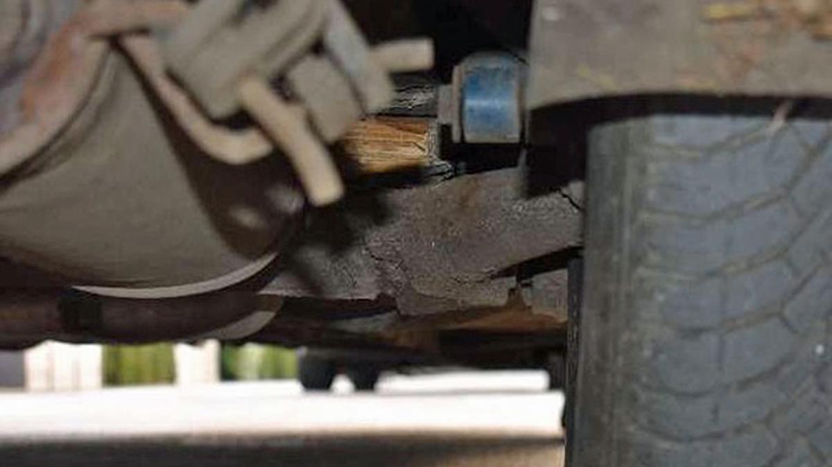 Holzklotz-statt-Feder-im-Fahrwerk-Polizei-stoppt-Auto-in-Bramsche