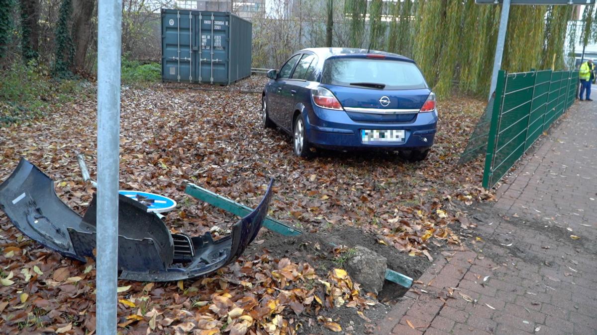Auto-bricht-aus-Kreisverkehr-in-Dissen-aus-und-landet-in-Zaun
