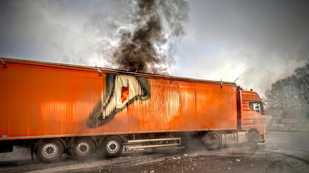 Brennender-M-ll-zerst-rt-Auflieger-in-Wallenhorst-60-000-Euro-Schaden