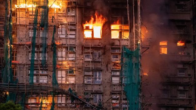 Hochhäuser brennen in Hongkong: Mehrere Tote, hunderte Vermisste