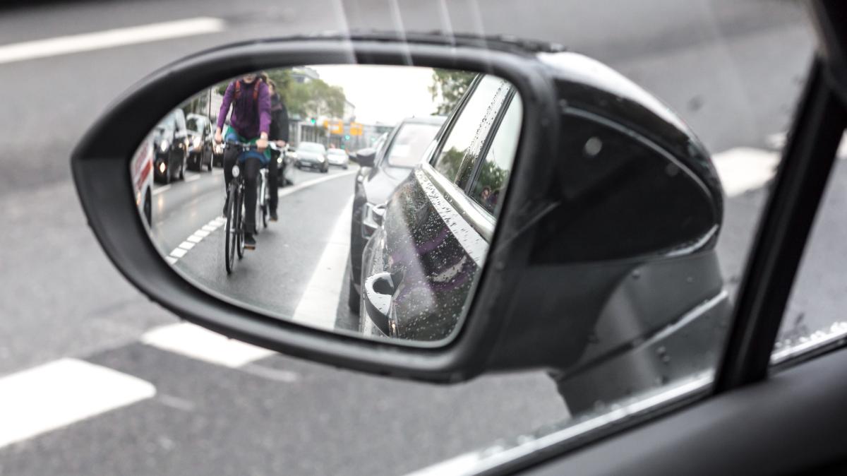 Pedelec-Fahrerin-in-Osnabr-ck-bei-Kollision-mit-pl-tzlich-ge-ffneter-Autot-r-leicht-verletzt