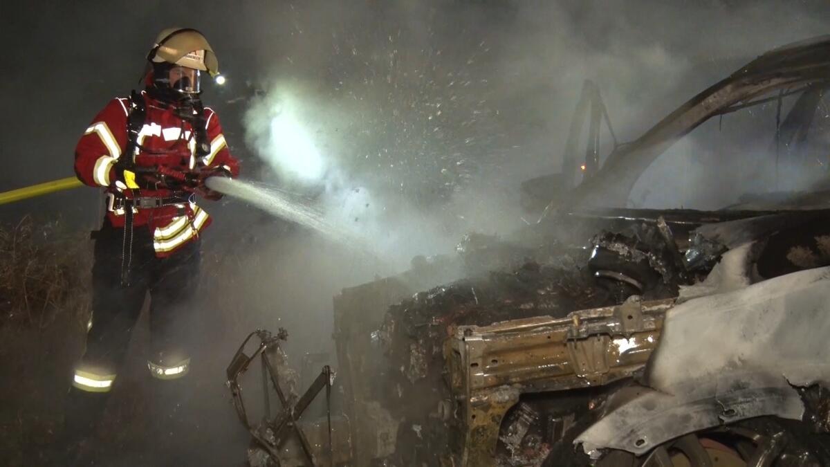 SUV-brennt-komplett-aus-Feuerwehr-l-scht-Fahrzeugbrand-bei-Menslage