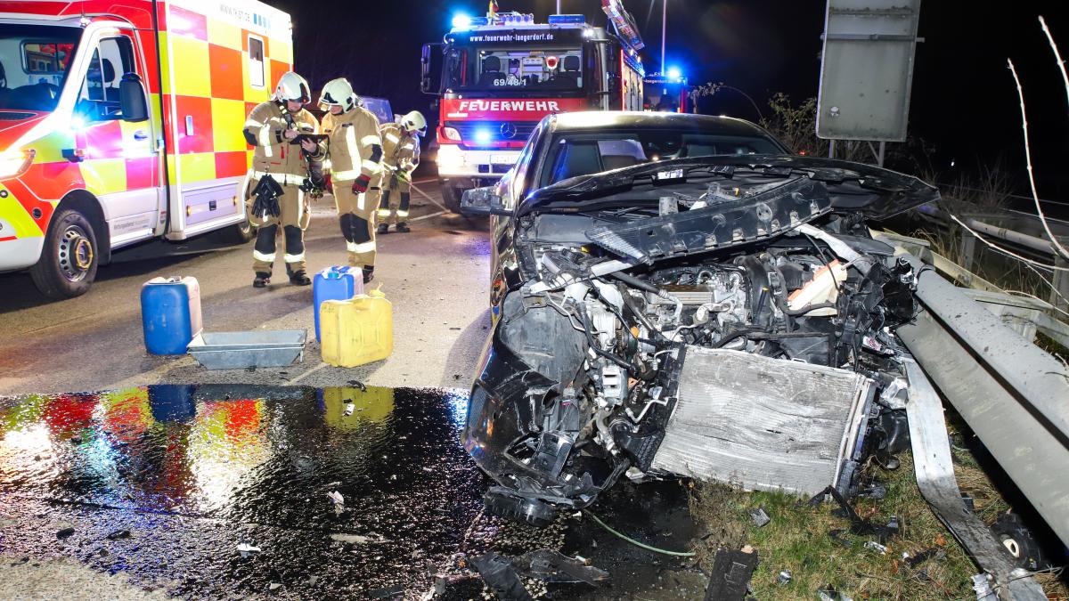 BMW platzt bei 150 der Reifen – Unfall mit drei Autos auf der A23