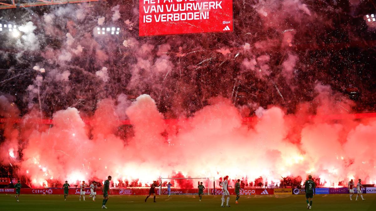spielabbruch-in-den-niederlanden-ajax-fans-sorgen-mit-pyrotechnik-f-r-chaotische-zust-nde