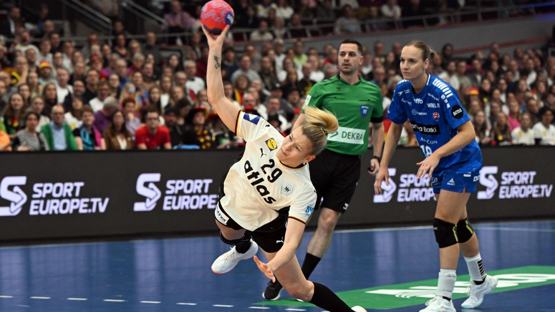 Schwache Zuschauerzahl wegen BVB-Spiel? DHB-Frauen feiern trotzdem nächste WM-Party