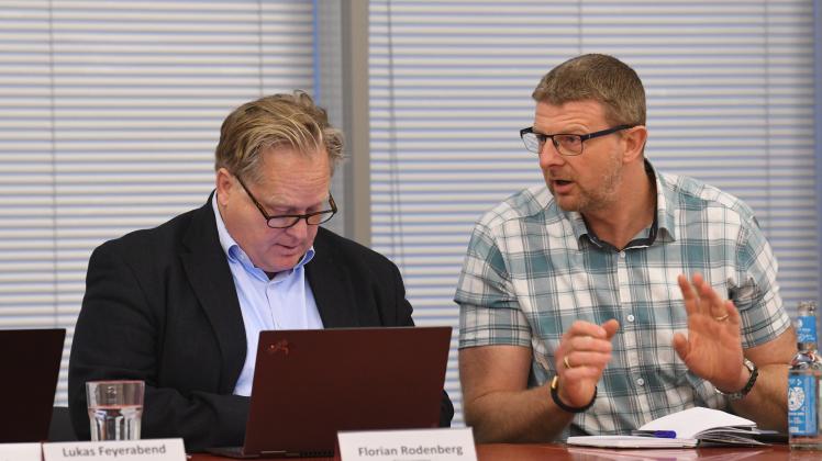 Barmstedts Bürgermeister Florian Rodenberg (links, SPD) und der Hauptausschussvorsitzende Carsten Schulte (Grüne) gehen die Zahlen des Haushalts durch.