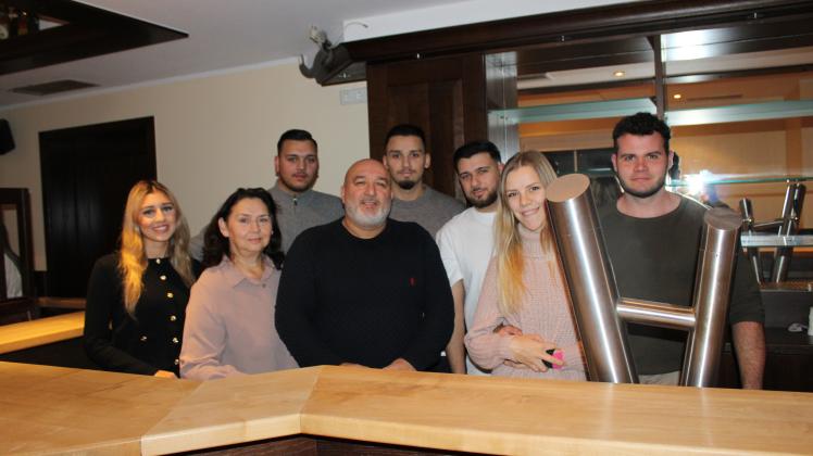 Sehen der Eröffnung von Kneipe und Restaurant unter dem Namen „Santorini“ mit Freude entgegen: Vanessa Hajdari, Djeva Hajdari, Emir Hajdari, Femi Hajdari, Sebastian Hajdari, Enis Hajdari sowie Marina und Jan Kopmann (von links). Sehen der Eröffnung von Kneipe und Restaurant unter dem Namen „Santorini“ mit Freude entgegen: Vanessa Hajdari, Djeva Hajdari, Emir Hajdari, Femi Hajdari, Sebastian Hajdari, Enis Hajdari sowie Marina und Jan Kopmann (von links).