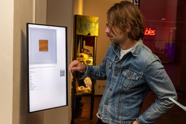 Suchen und finden: Benedikt Schlereth scrollt sich in der Kunsthalle am Stand der Artothek durch den Online-Katalog.