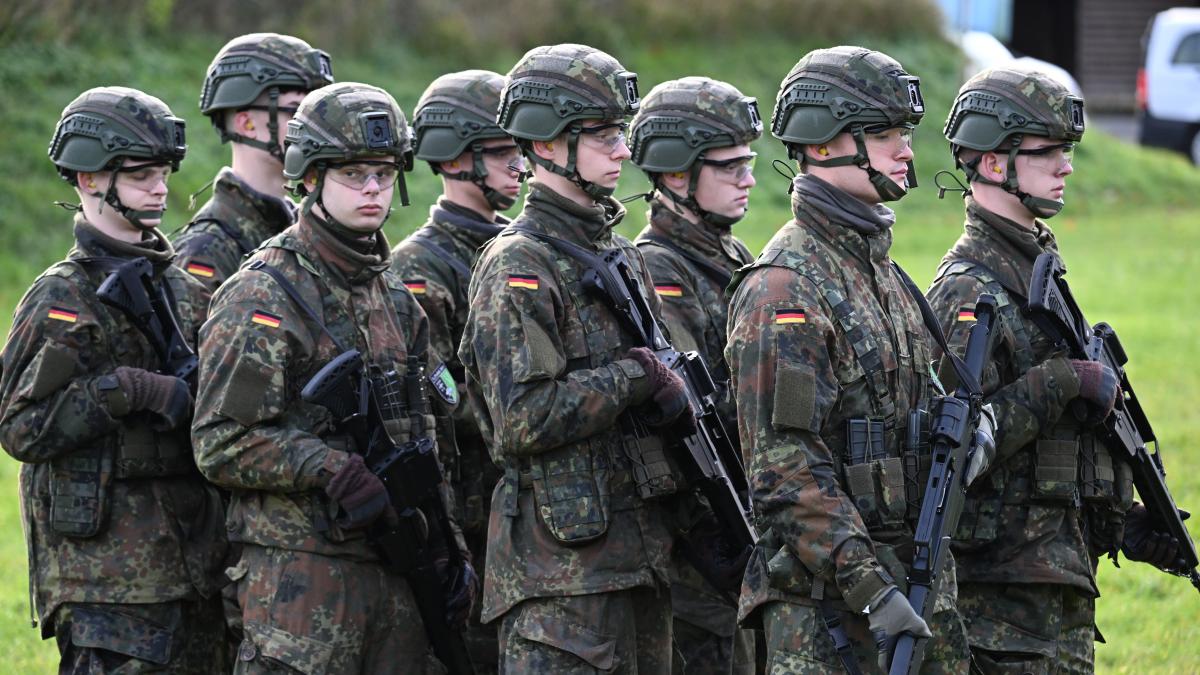 Bundestag votes for reform of military service