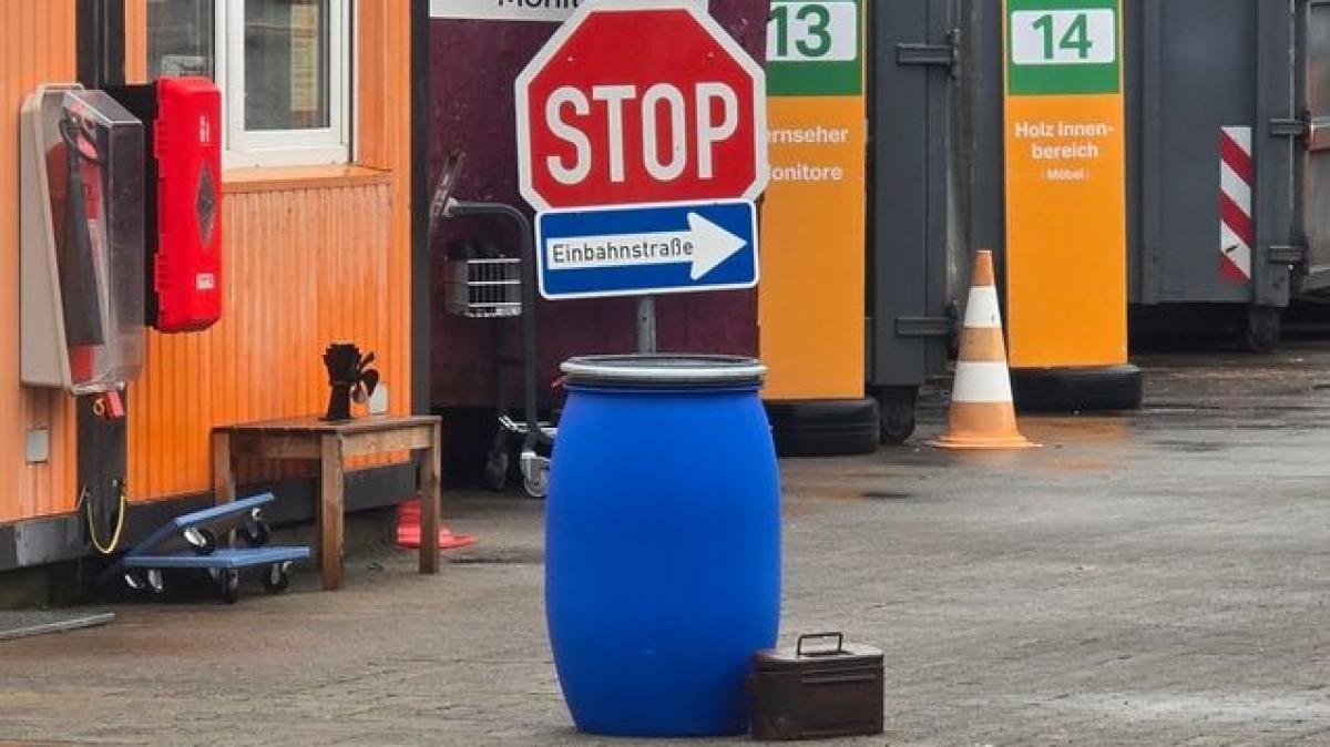 Alarm at the Osterrönfeld recycling center: Photos of the fire brigade ...