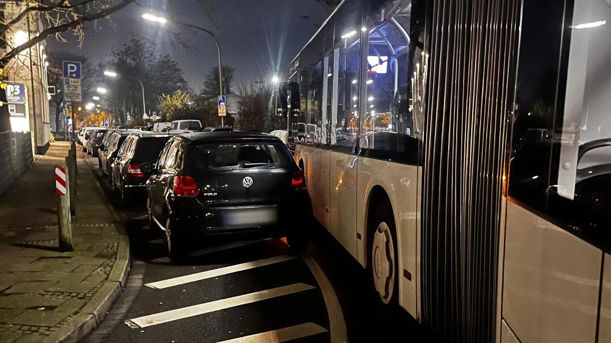 Falschparker-Bus-steckt-in-Osnabr-cker-Karlstra-e-fest