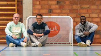 Zwei von ihnen spielten alle großen Hallenturniere in Osnabrück, ein anderer gewann dafür die meisten Titel: Die Fußballer Sven Köllner(v. li.), Andreas Schüttpelz und Tardeli Malungu blickten auf ihre „besondere Zeit“ auf dem Hallenboden zurück.