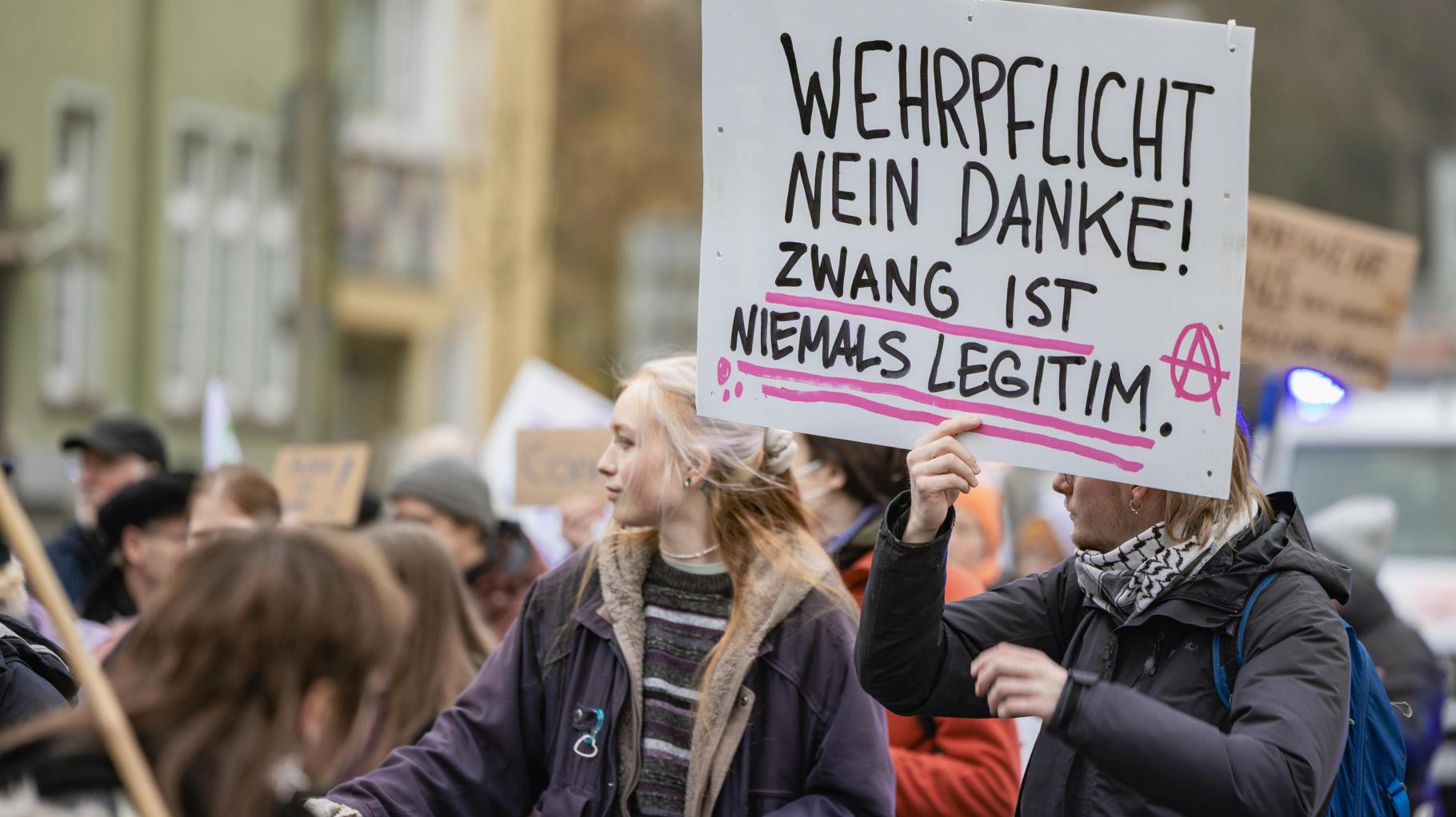Wehrpflicht light oder „Zwangsdienst“? Schüler demonstrieren in Osnabrück