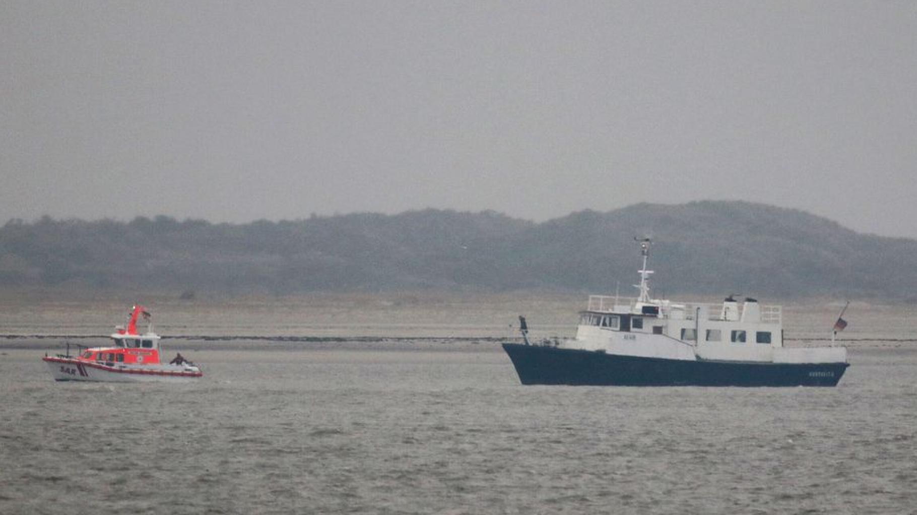 Vor Juist auf Sandbank gelaufen – Passagiere von Beerdigungsschiff geholt