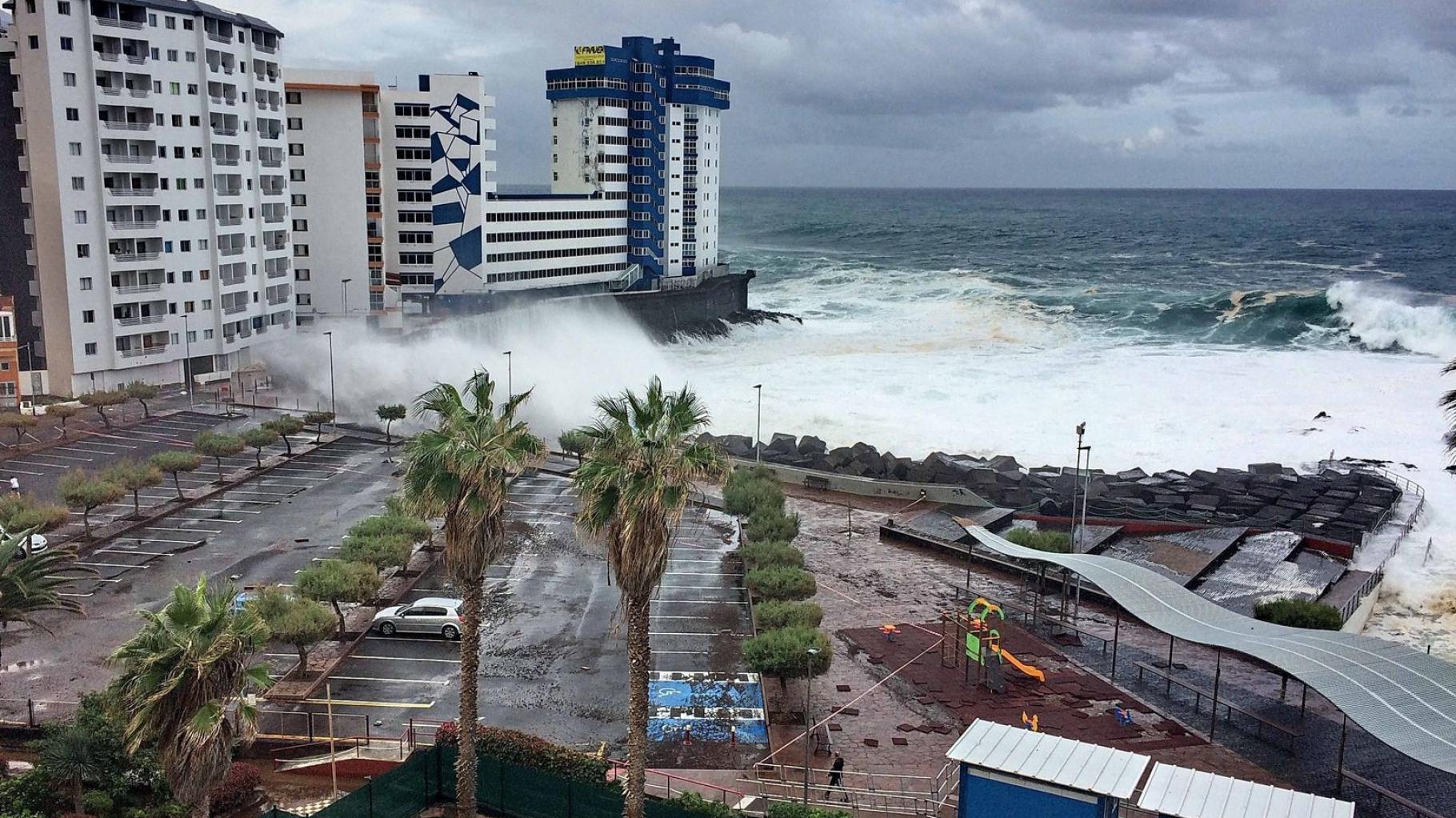 Orjaški valovi na Tenerifih zahtevali smrtne žrtve